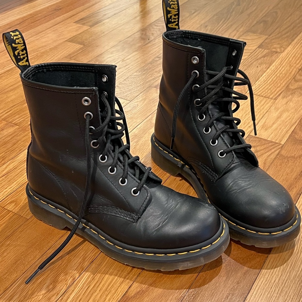 Dr. Martens Matte black combat boots - the original - air cushion sole 1460